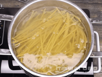 Фото приготовления рецепта: Макароны с креветками в чесночно-сливочном соусе - шаг 1