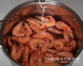 Фото приготовления рецепта: Жареные королевские креветки с чесноком - шаг 1