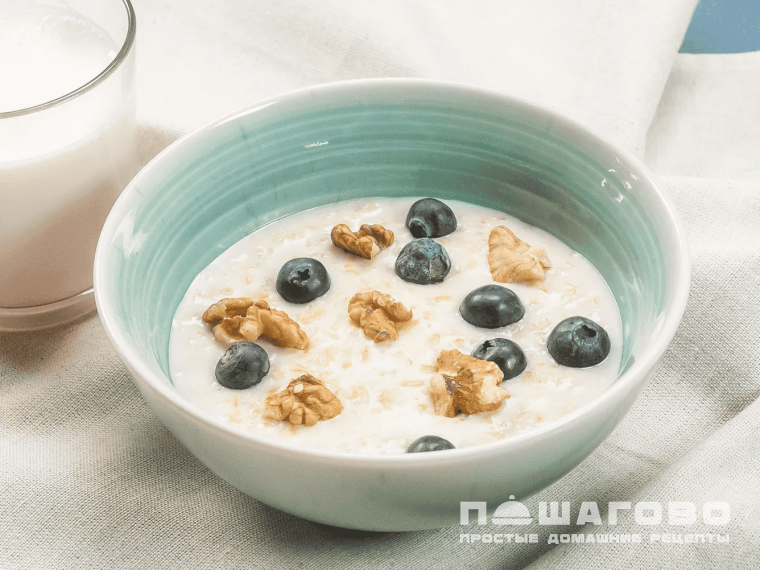 Овсяная каша - овсянка на молоке с орехами и ягодами