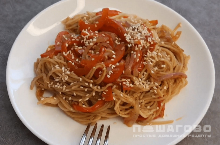 Спагетти с овощами и соевым соусом