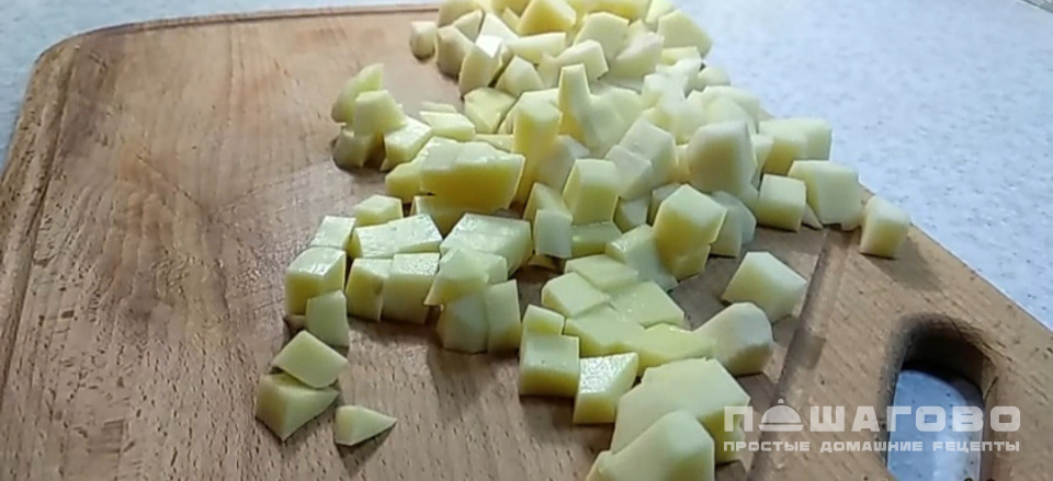 Фото приготовления рецепта: Рыбный суп из консервов с рисом и картошкой - шаг 1