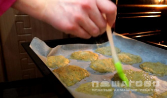 Фото приготовления рецепта: Картофельные драники в духовке - шаг 4