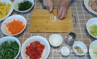 Фото приготовления рецепта: Суп куриный с фасолью - шаг 1