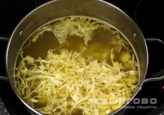 Фото приготовления рецепта: Щи из свежей капусты с мясом - шаг 3
