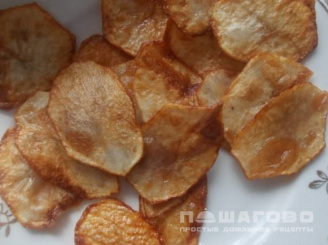 Фото приготовления рецепта: Праздничный винегрет с картофельными чипсами - шаг 5
