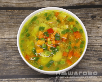Фото приготовления рецепта: Суп с колбасой и вермишелью - шаг 5