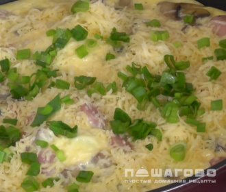 Фото приготовления рецепта: Яичница с шампиньонами, колбасками и сыром - шаг 3