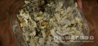 Фото приготовления рецепта: Салат с грибами и кальмарами - шаг 6