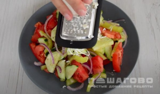 Фото приготовления рецепта: Шопский салат (Шопска салата) - шаг 3