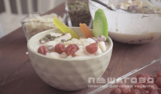 Фото приготовления рецепта: Фруктовый салат с мороженым - шаг 7