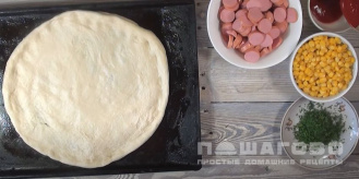 Фото приготовления рецепта: Луковая пицца с кукурузой и моцареллой - шаг 9