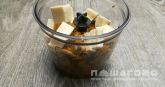 Фото приготовления рецепта: Намазка из грибов и сыра - шаг 2