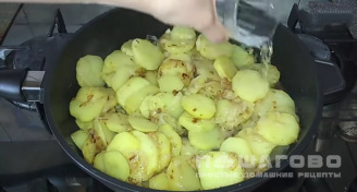 Фото приготовления рецепта: Вкусный гарнир из картофеля - шаг 6