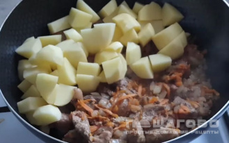 Фото приготовления рецепта: Бигус из свежей капусты с курицей и картошкой - шаг 3