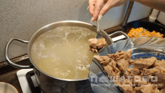Фото приготовления рецепта: Рыбный суп из консервов горбуши с картошкой - шаг 3