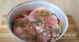 Фото приготовления рецепта: Свинина, запеченая с грибами и помидорами - шаг 8
