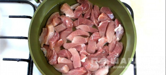 Фото приготовления рецепта: Теплый салат со свининой - шаг 1