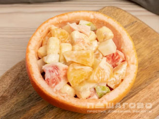 Фото приготовления рецепта: Фруктовый салат с мандарином в половине грейпфрута - шаг 2