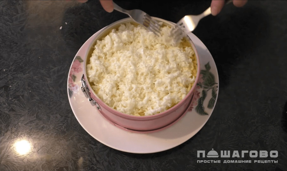 Фото приготовления рецепта: Салат Ананас с курицей и сыром - шаг 6