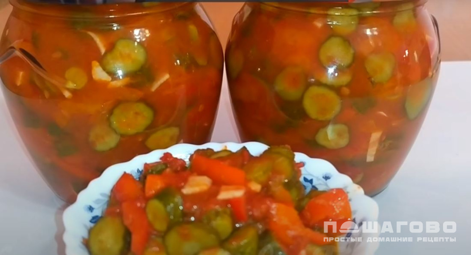 Фото приготовления рецепта: Огуречное лечо с помидорами и болгарским перцем - шаг 8