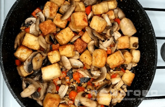 Фото приготовления рецепта: Тофу с грибами - шаг 6