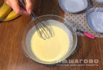 Фото приготовления рецепта: Пирог с бананами и сметанным кремом - шаг 4