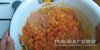 Фото приготовления рецепта: Анкл бенс из кабачков на зиму с помидорами и перцем - шаг 11