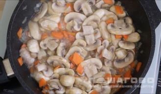 Фото приготовления рецепта: Суп грибной из шампиньонов с вермишелью и картофелем - шаг 2