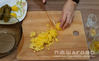 Фото приготовления рецепта: Винегрет классический с горошком и солеными огурцами - шаг 1
