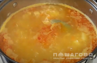 Фото приготовления рецепта: Легкий суп с чечевицей и куриным филе - шаг 7
