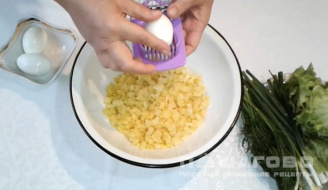 Фото приготовления рецепта: Весенний оливье - шаг 1