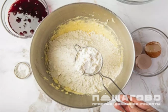 Фото приготовления рецепта: Венский пирог с вареньем - шаг 3