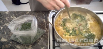 Фото приготовления рецепта: Суп гороховый с куриным мясом и копченостями - шаг 10