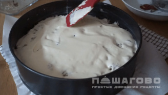 Фото приготовления рецепта: Заливной пирог с картофелем и сайрой - шаг 3