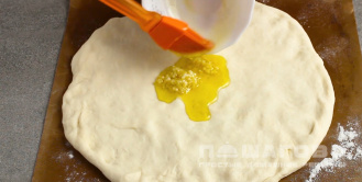 Фото приготовления рецепта: Сырные лепешки с чесноком в духовке - шаг 1