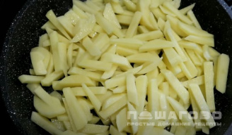 Фото приготовления рецепта: Жареная картошка с шампиньонами и луком на сковороде - шаг 4