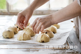 Фото приготовления рецепта: Крестовые пасхальные булочки - шаг 8
