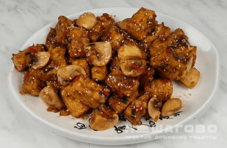 Фото приготовления рецепта: Жареный тофу с овощами - шаг 6