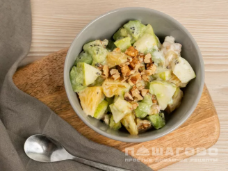 Фото приготовления рецепта: Фруктовый салат с мандарином грушей и грецким орехом - шаг 3