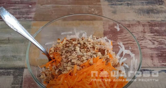 Фото приготовления рецепта: Салат из топинамбура с морковью и яблоком - шаг 3