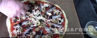 Фото приготовления рецепта: Пицца с томатами и анчоусами - шаг 2