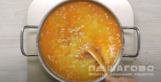 Фото приготовления рецепта: Гороховый суп с беконом - шаг 5