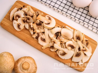 Фото приготовления рецепта: Омлет с грибами и сливками - шаг 2