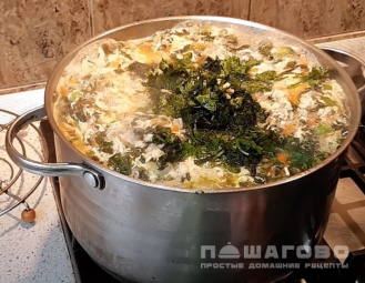 Фото приготовления рецепта: Суп щавелевый с тушенкой - шаг 8