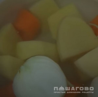 Фото приготовления рецепта: Сырный суп-пюре со сливками - шаг 1