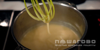 Фото приготовления рецепта: Соус Бешамель с бульоном (без молока) - шаг 4