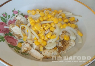 Фото приготовления рецепта: Салат с кукурузой и корейской морковью - шаг 3