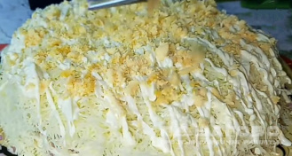 Фото приготовления рецепта: Салат "Подсолнух" 🌻 с курицей и грибами - шаг 7