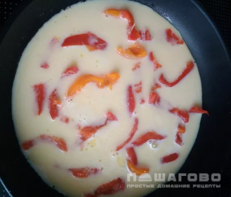 Фото приготовления рецепта: Омлет с красным перцем и рукколой - шаг 2