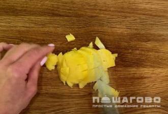 Фото приготовления рецепта: Оливье с семгой слабосоленой - шаг 1